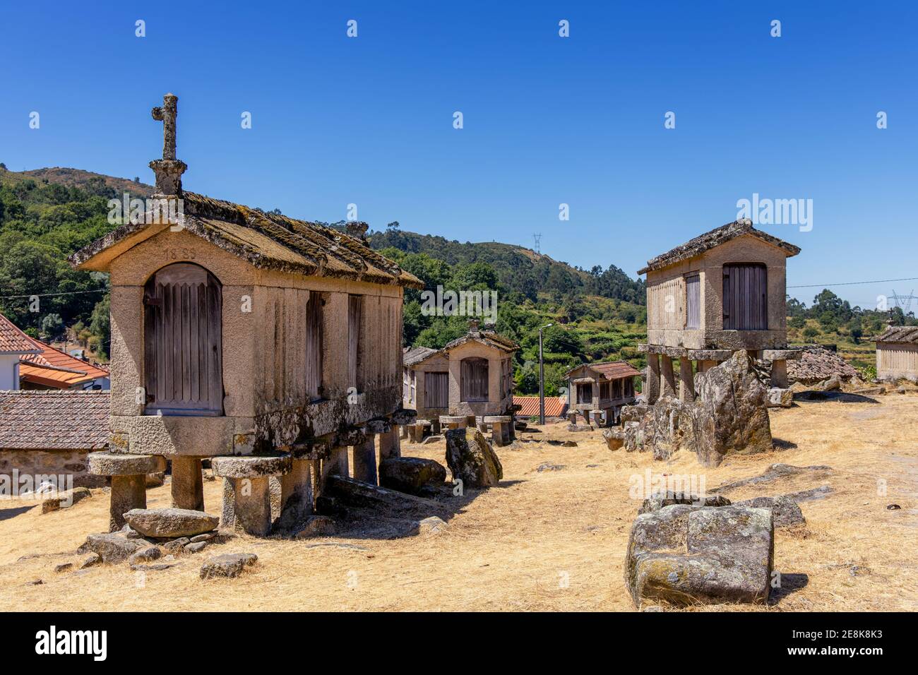 Traditionelle Scheunen auf Stelzen - Espigueiros - Nationalpark Peneda Gerês, Lindoso, Provinz Minho, Portugal, Europa Stockfoto