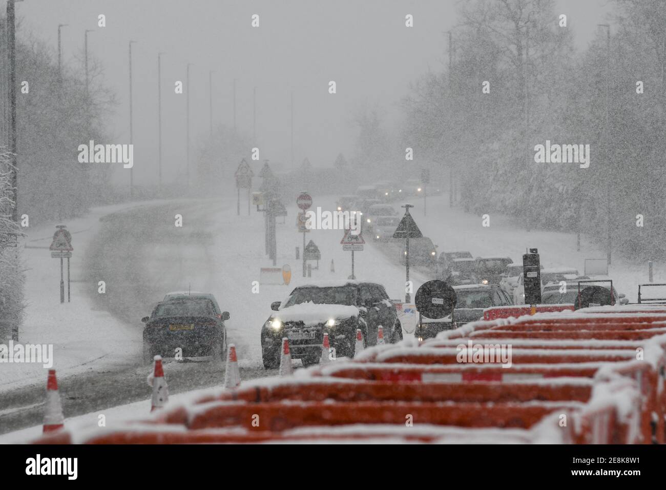 Fahrzeuge, die nach starkem Schneefall auf dem A6 loughborough fahren Stockfoto