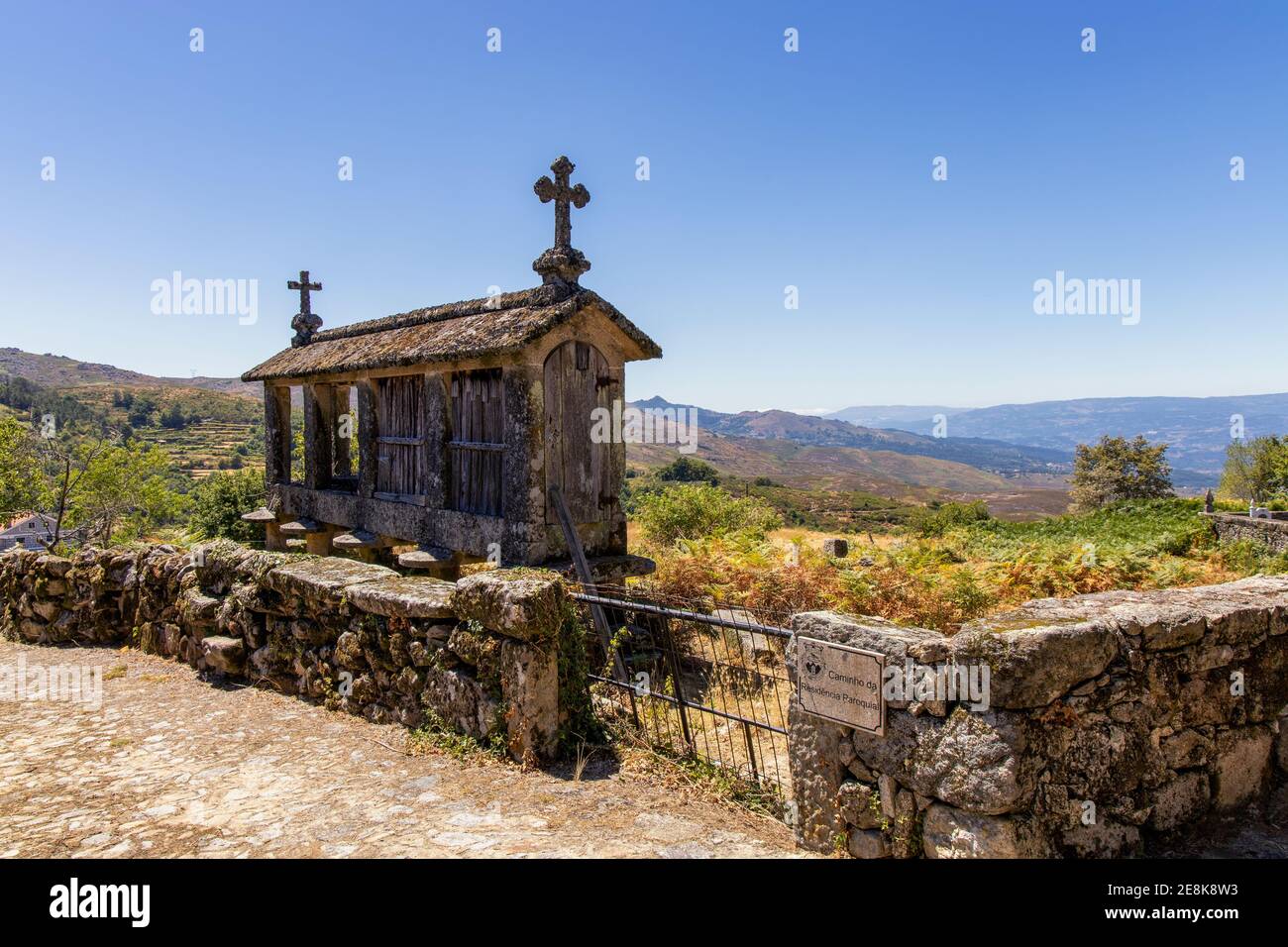Traditionelle Scheune auf Stelzen - Espigueiros - Nationalpark Peneda Geres, Region Lindoso, Provinz Minho, Portugal, Europa Stockfoto