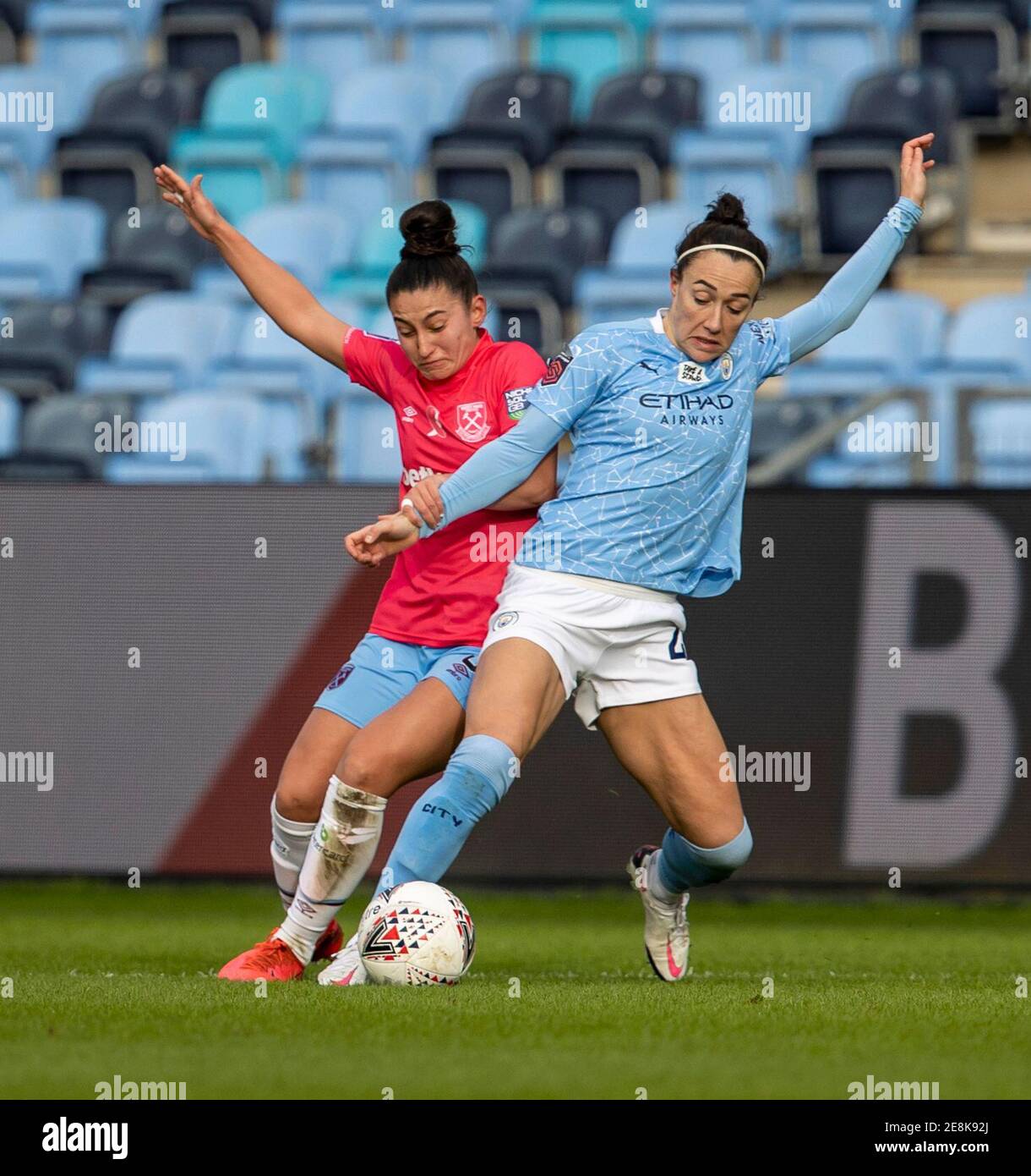 Academy Stadium, Manchester, Lancashire, Großbritannien. Januar 2021. The FA's Womens Super League, Manchester City Women versus West Ham Women; Martha Thomas von West Ham United und Lucy Bronze von Manchester City tussle über einen losen Ball Kredit: Action Plus Sports/Alamy Live News Stockfoto