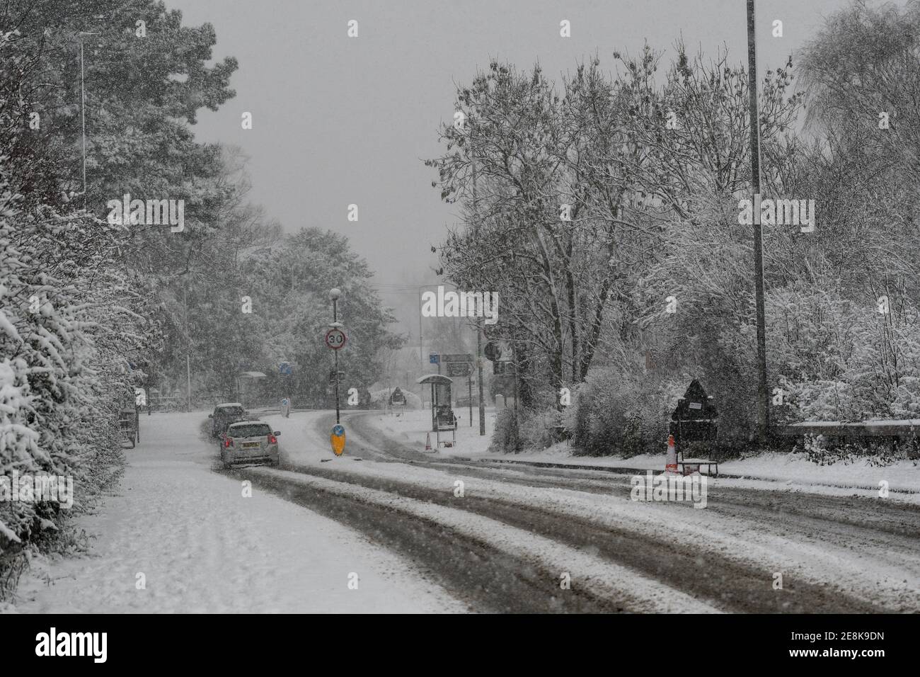 Fahrzeuge, die nach starkem Schneefall fahren Stockfoto