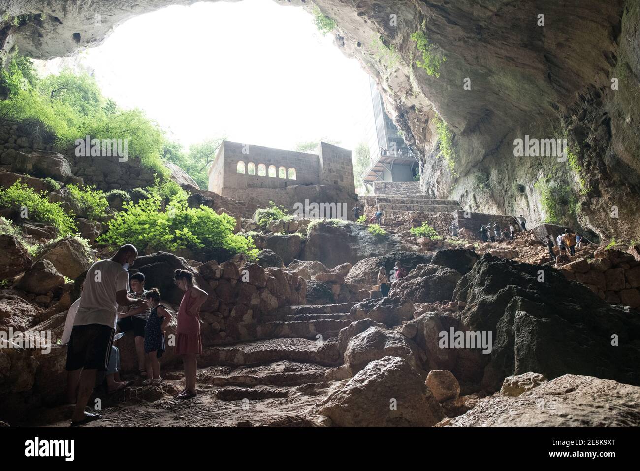 Die beeindruckenden Höhlen des Himmels und der Hölle im Südosten der Türkei, wo ein natürlicher Bogen eine Treppe umrahmt, die in die geheimnisvollen Tiefen führt. Stockfoto