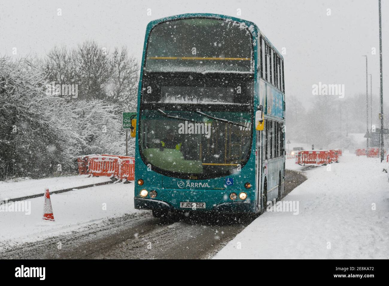 Bus, der im schweren Schnee unterwegs ist Stockfoto