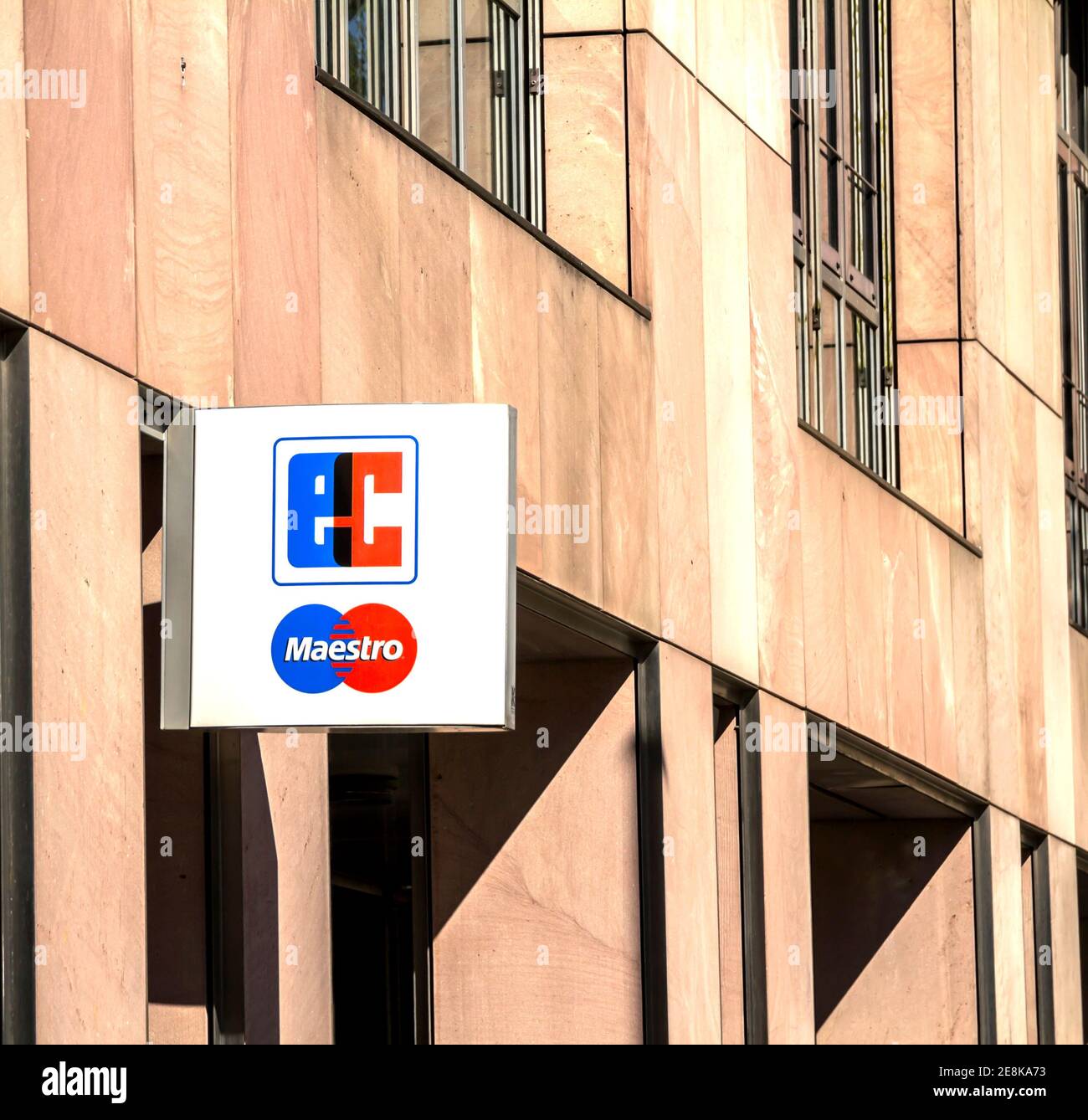 Maestro Geldautomat Schild. Geldautomat ist ein elektronisches Telekommunikationsgerät Stockfoto