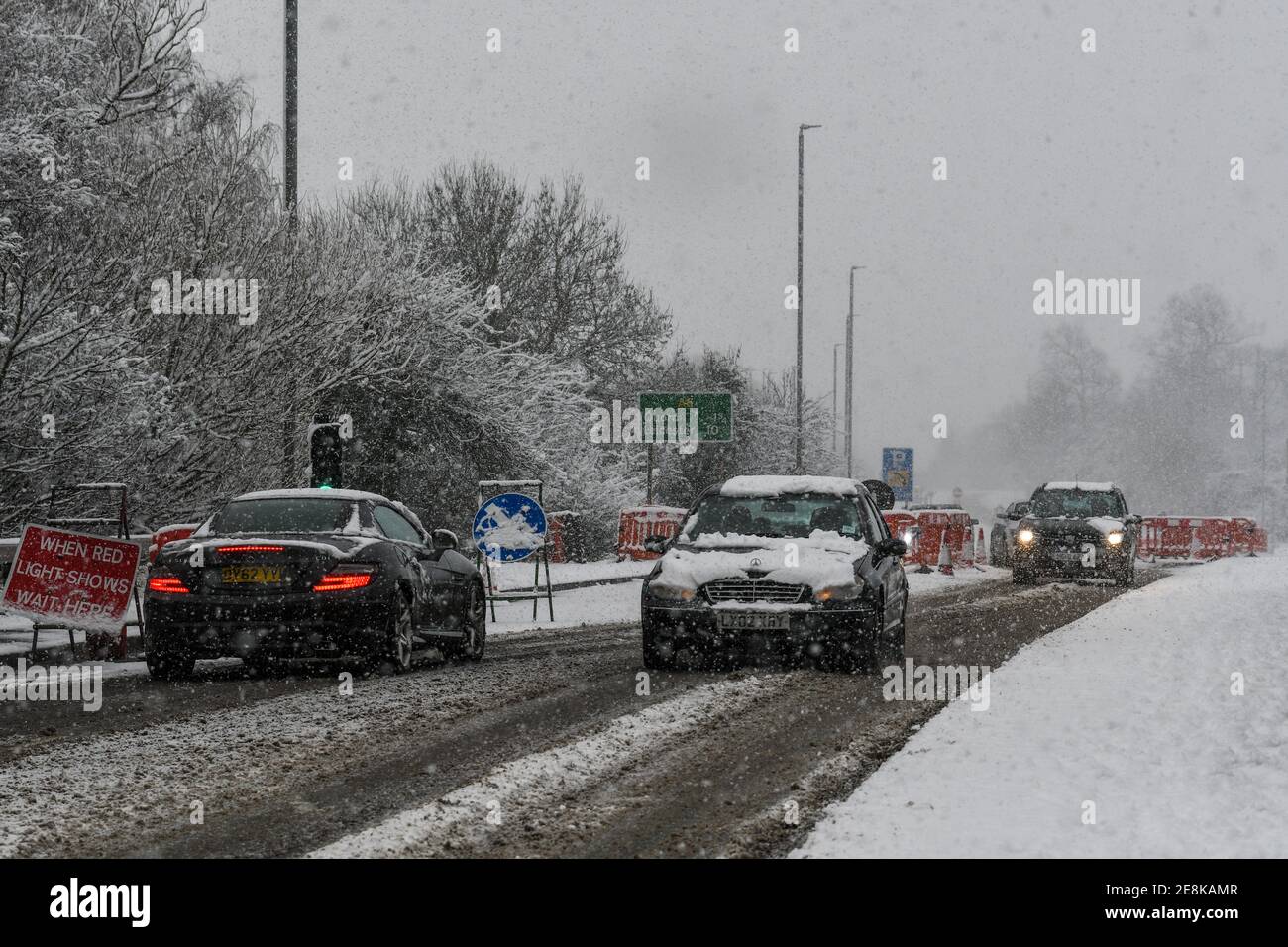 Fahrzeuge, die nach starkem Schneefall fahren Stockfoto