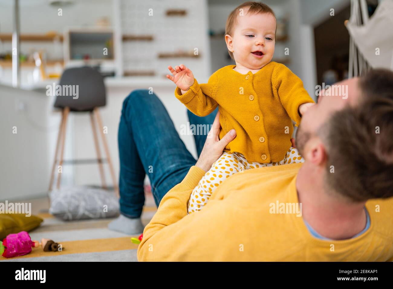 Papa und sein kleines Mädchen verbringen Zeit zu Hause. Single Papa Spaß Liebe Familie Lifestyle-Konzept Stockfoto