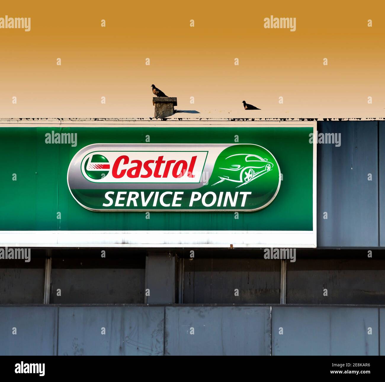 Castrol-Servicepunkt. Castrol ist eine globale britische Marke für Industrie- und Automobilschmierstoffe, die eine breite Palette an Ölen und Fetten anbietet Stockfoto
