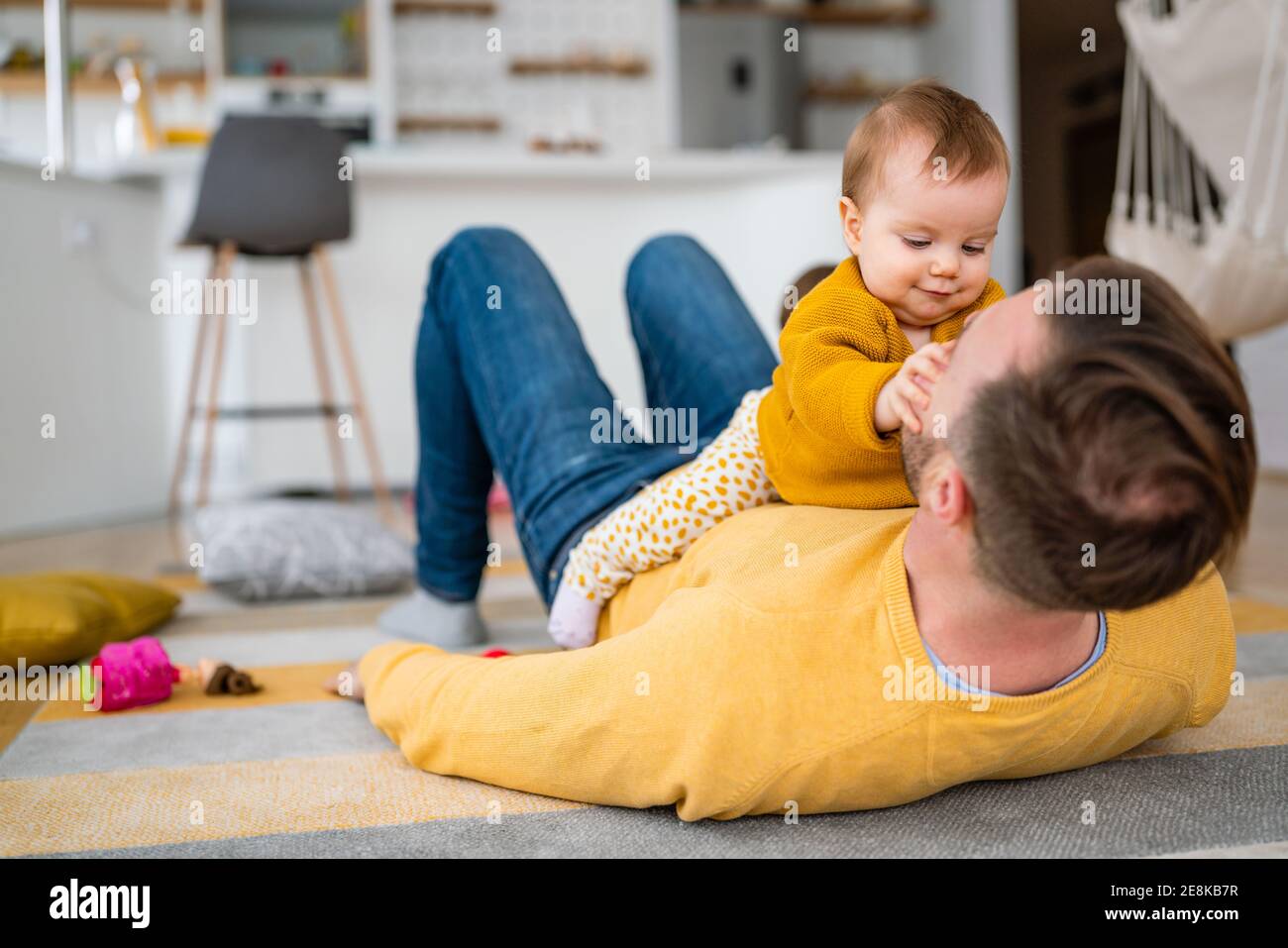 Papa und sein kleines Mädchen verbringen Zeit zu Hause. Single Papa Spaß Liebe Familie Lifestyle-Konzept Stockfoto