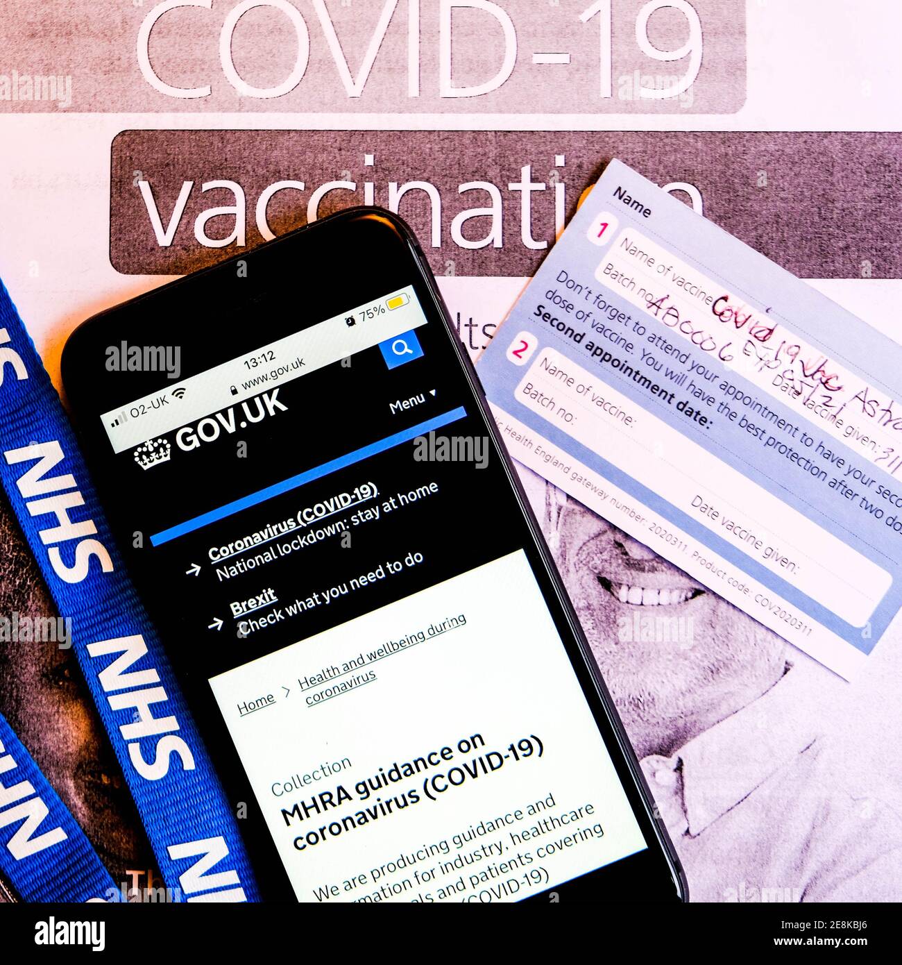 London, Großbritannien, Januar 31 2021, Handy Screenshot von MHRA Guidance on Coronavirus Covid-19 Vaccine Stockfoto