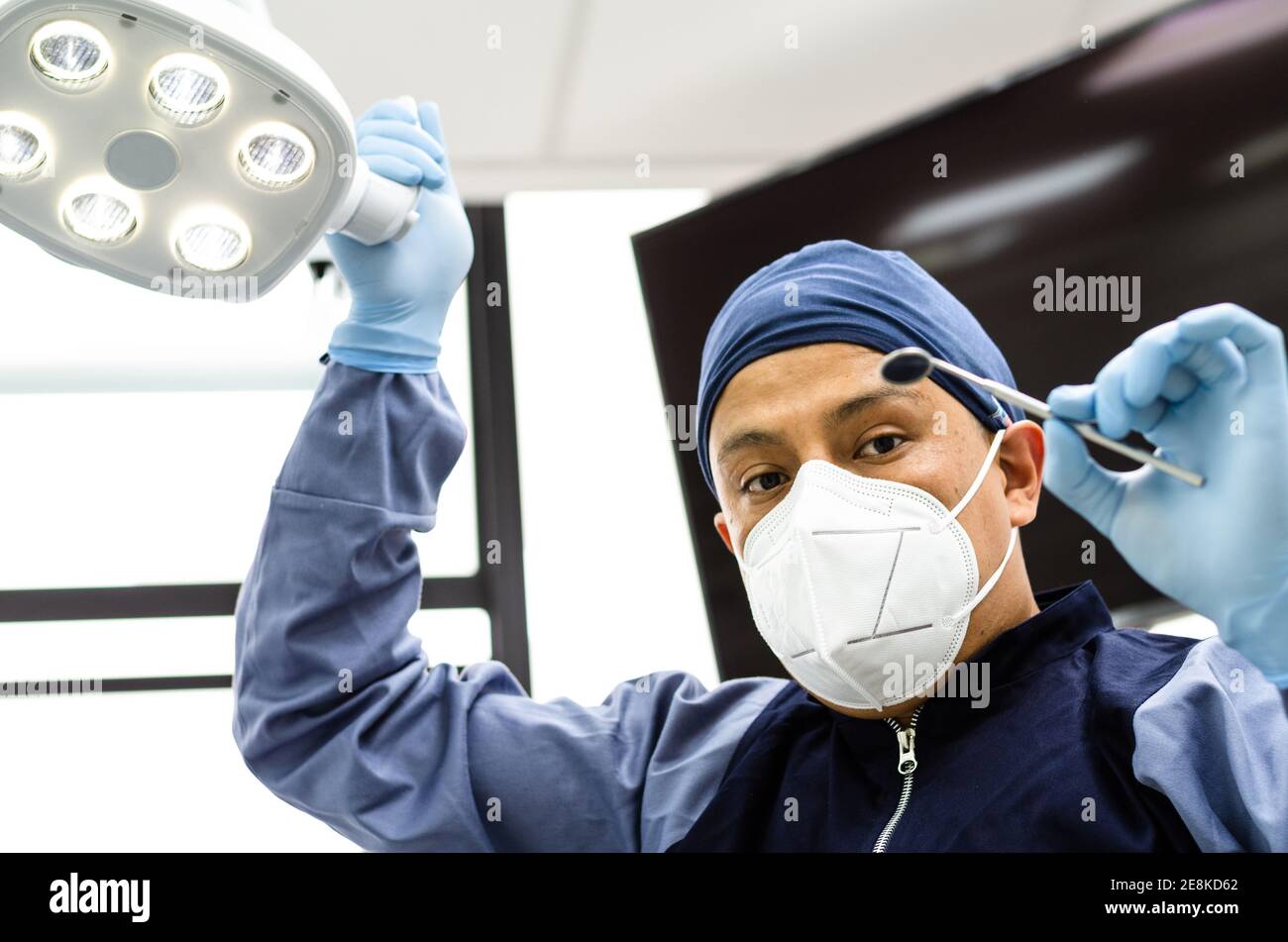 Bild eines Zahnarztes mit zahnmedizinischen Werkzeugen in den Händen Stockfoto