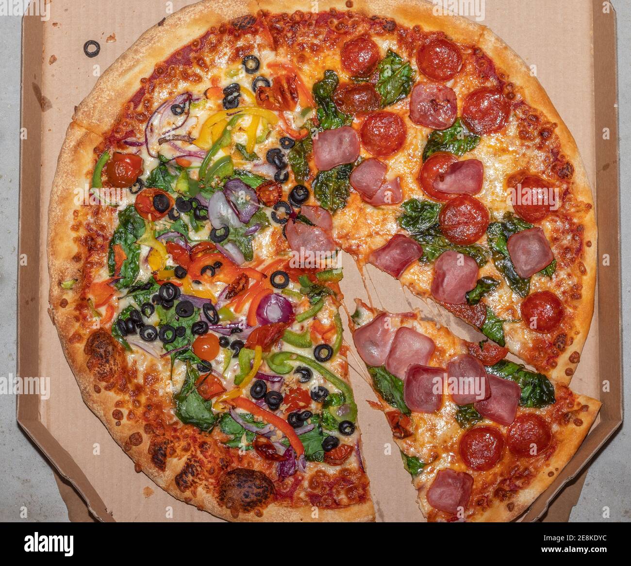 Pizza in Pappkarton zum Mitnehmen aus nächster Nähe. Stockfoto