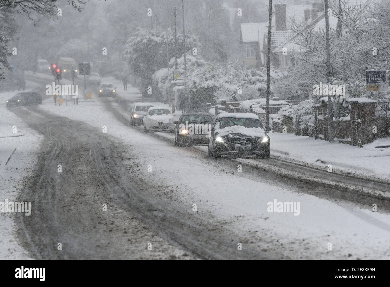 Fahrzeuge, die nach starkem Schneefall fahren Stockfoto