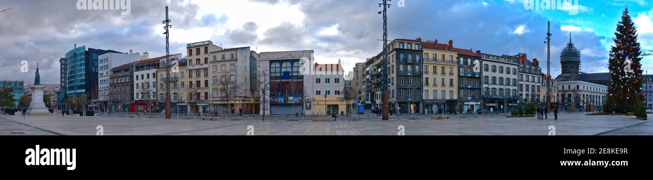 Panoramaaufnahme des Place de Jaude in Clermont-Ferrand, während der Gefangenschaft verlassen. Puy-de-Dome, Frankreich. Stockfoto