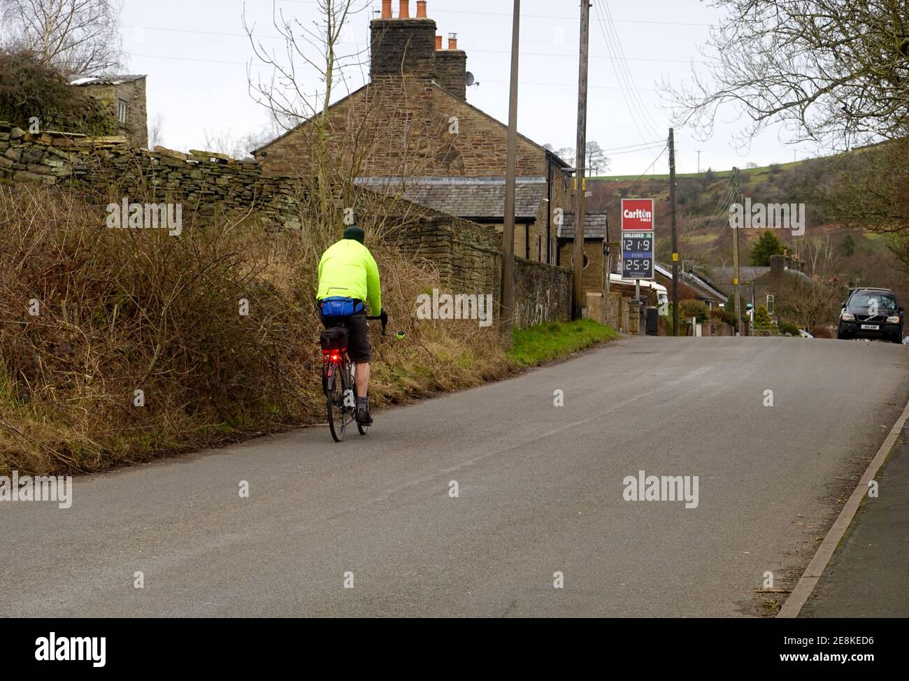 Ein Radfahrer trägt eine hallo-vis Jacke in Thornsett, Derbyshire/ Stockfoto