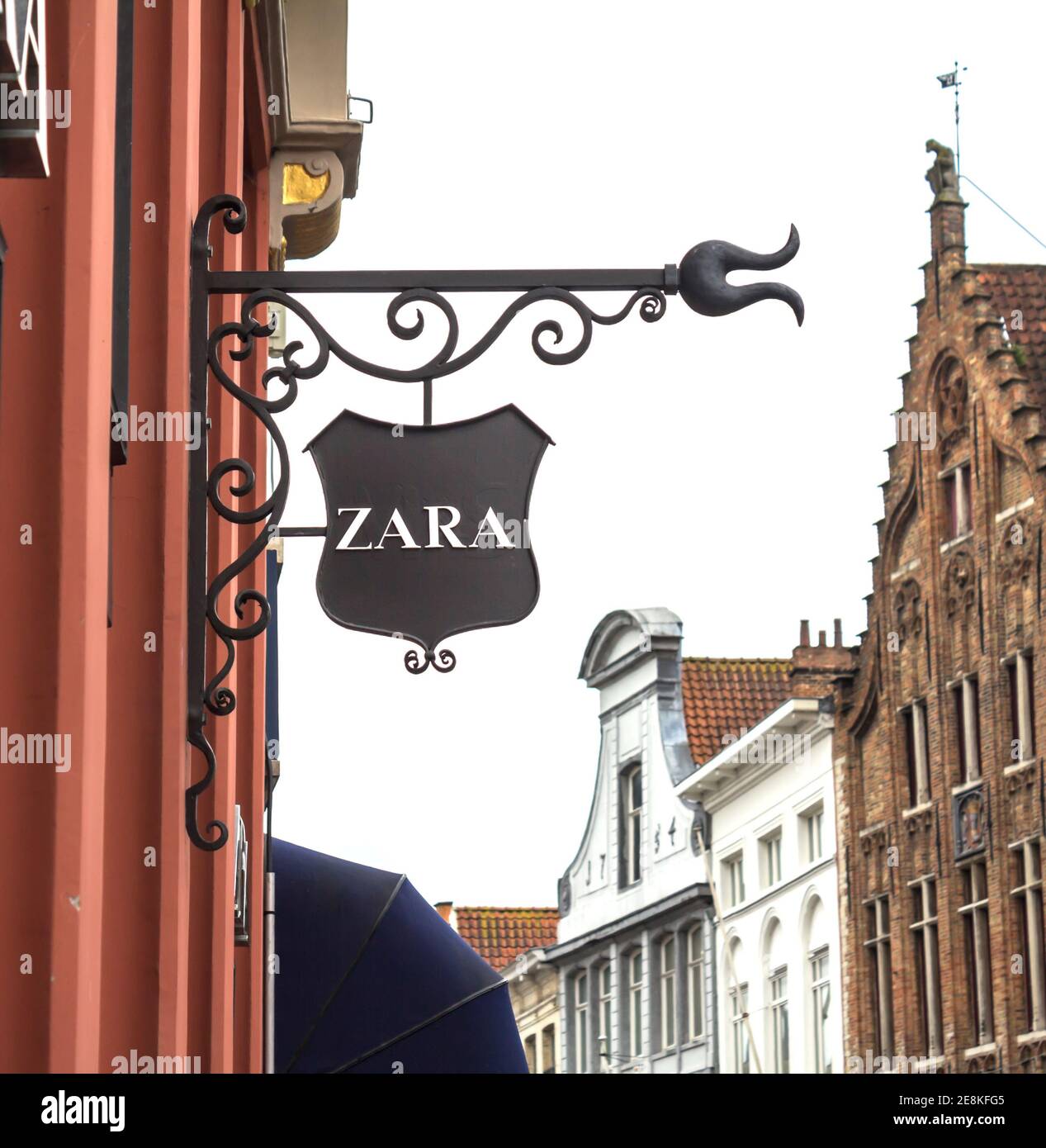 Brügge, Belgien : ZARA Modegeschäft. Zara ist ein spanischer Händler für Bekleidung und Accessoires. Stockfoto