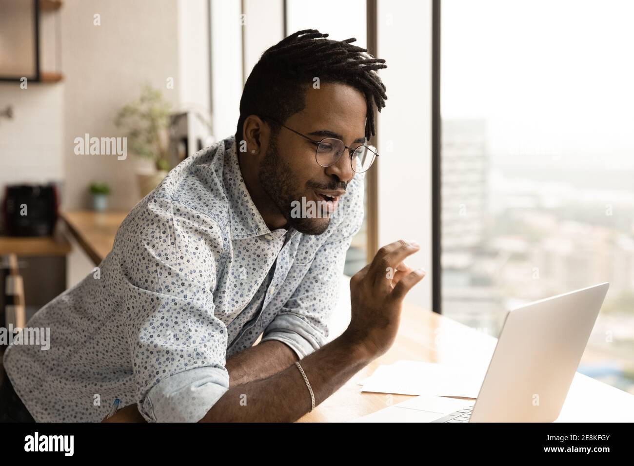 Junge schwarze Geschäftsmann reden per Videoanruf zustimmen zeigen ja Stockfoto