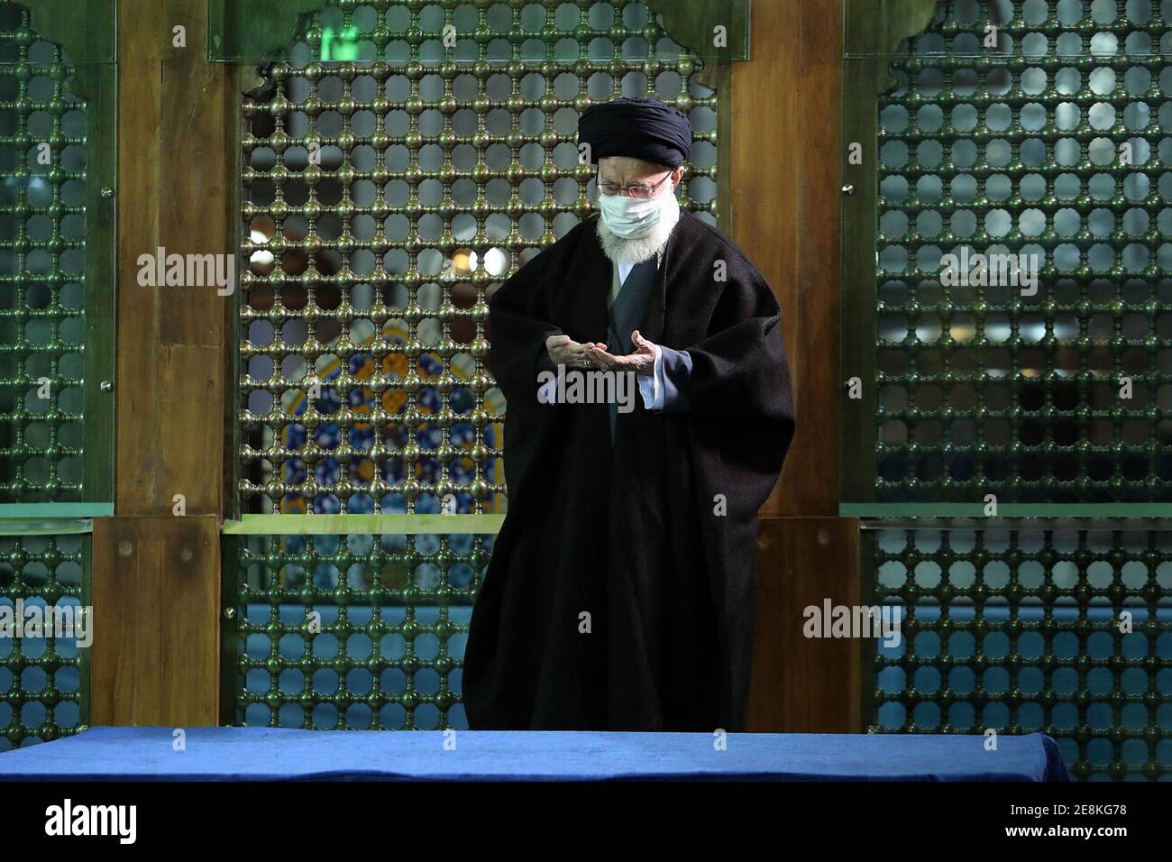 Der iranische Oberste Imam Ayatollah Ali Khamenei betet am Grab im Mausoleum des verstorbenen Gründers der Islamischen Republik, Ayatollah Ruhollah Khomeini, im Süden Teherans, anlässlich des 42. Jahrestages der Rückkehr Khomeinis aus dem Exil. Teheran, Iran, am 31. Januar 2021. Foto von SalamPix/ABACAPRESS.COM Stockfoto