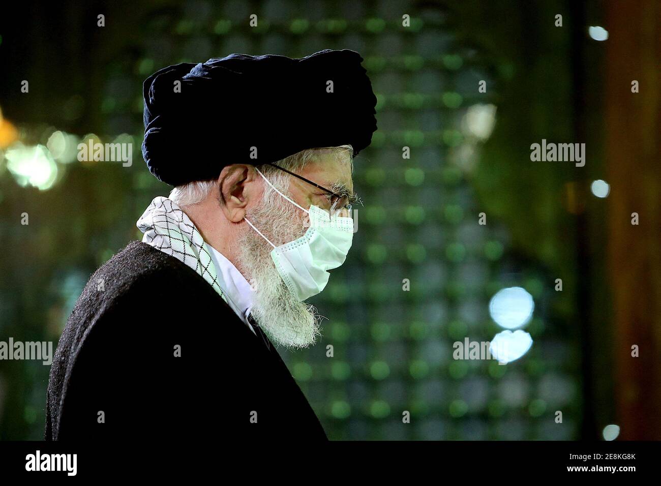 Der iranische Oberste Imam Ayatollah Ali Khamenei betet am Grab im Mausoleum des verstorbenen Gründers der Islamischen Republik, Ayatollah Ruhollah Khomeini, im Süden Teherans, anlässlich des 42. Jahrestages der Rückkehr Khomeinis aus dem Exil. Teheran, Iran, am 31. Januar 2021. Foto von SalamPix/ABACAPRESS.COM Stockfoto