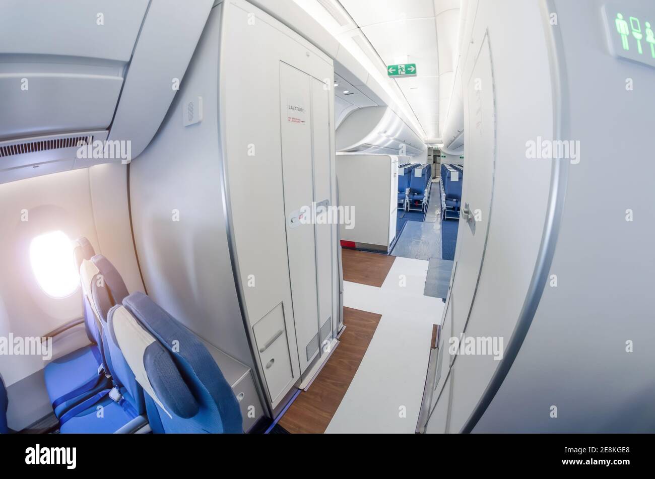 Durchgang auf einem Passagierflugzeug neben der Toilette in Economy-Klasse Stockfoto
