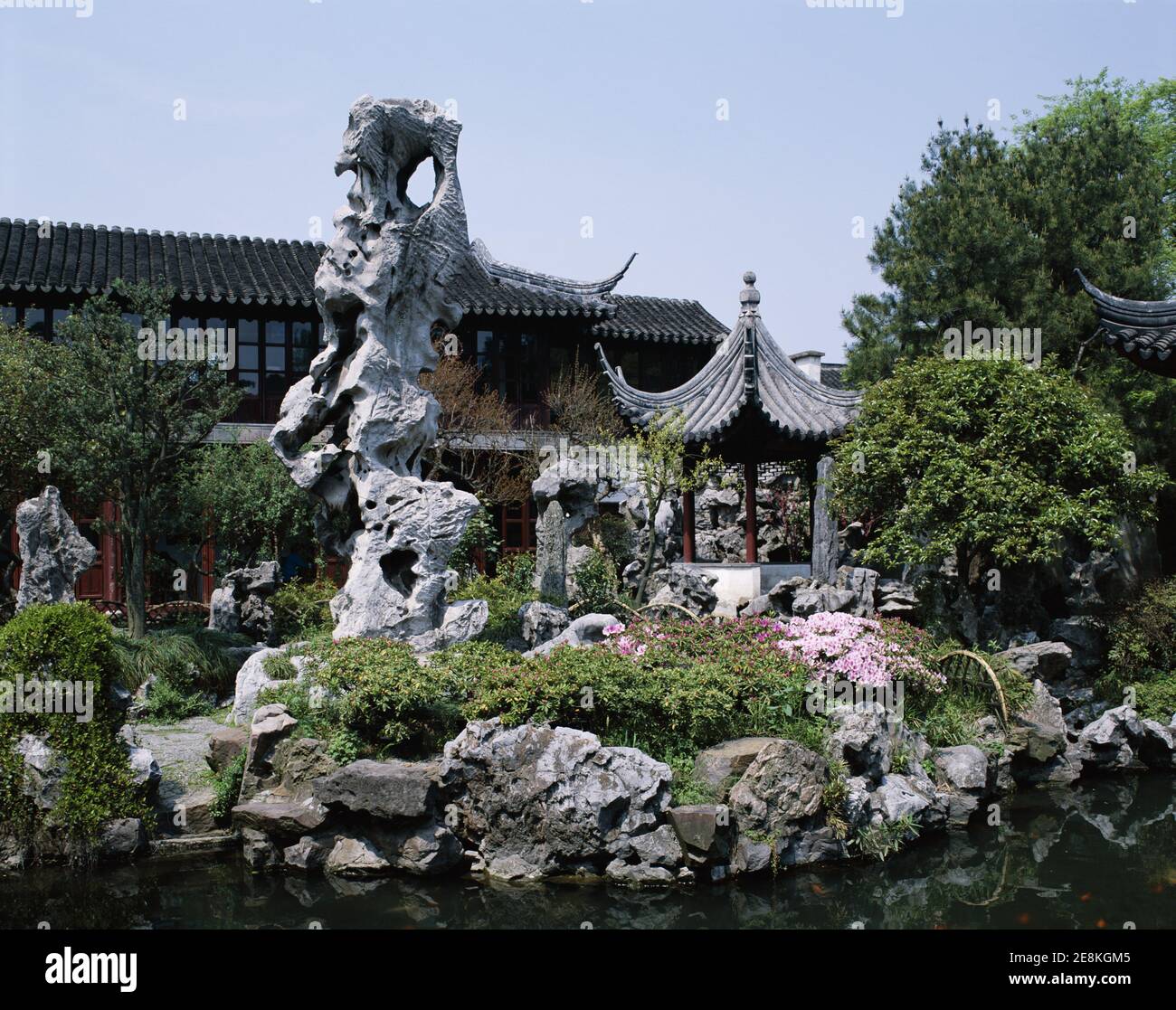 Asien, China, Jiangsu, Suzhou Cloud capped Peak Kalksteinfelsen in Verweiling in Garden Stockfoto
