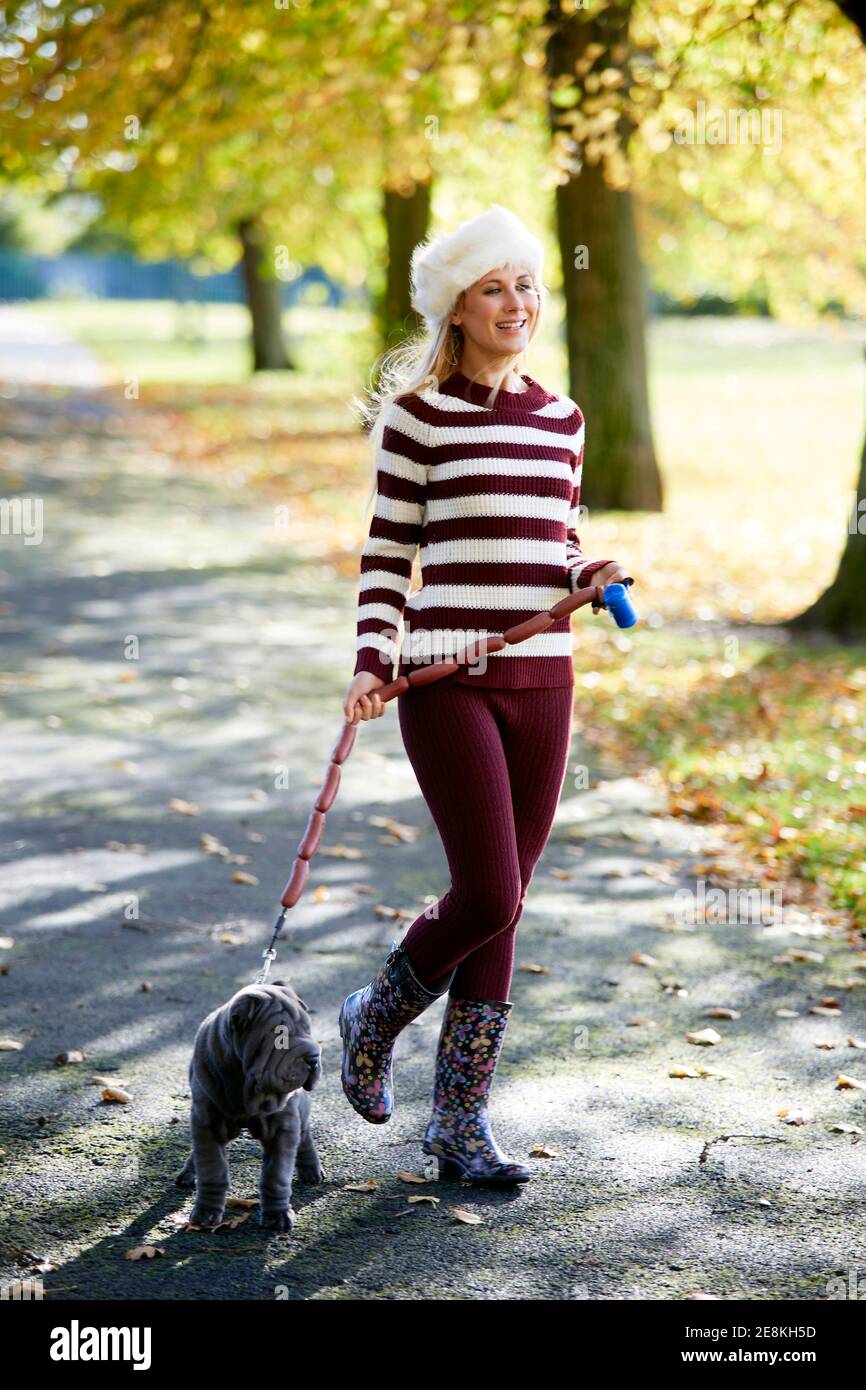 Schöne Frau im Park spazieren Stockfoto