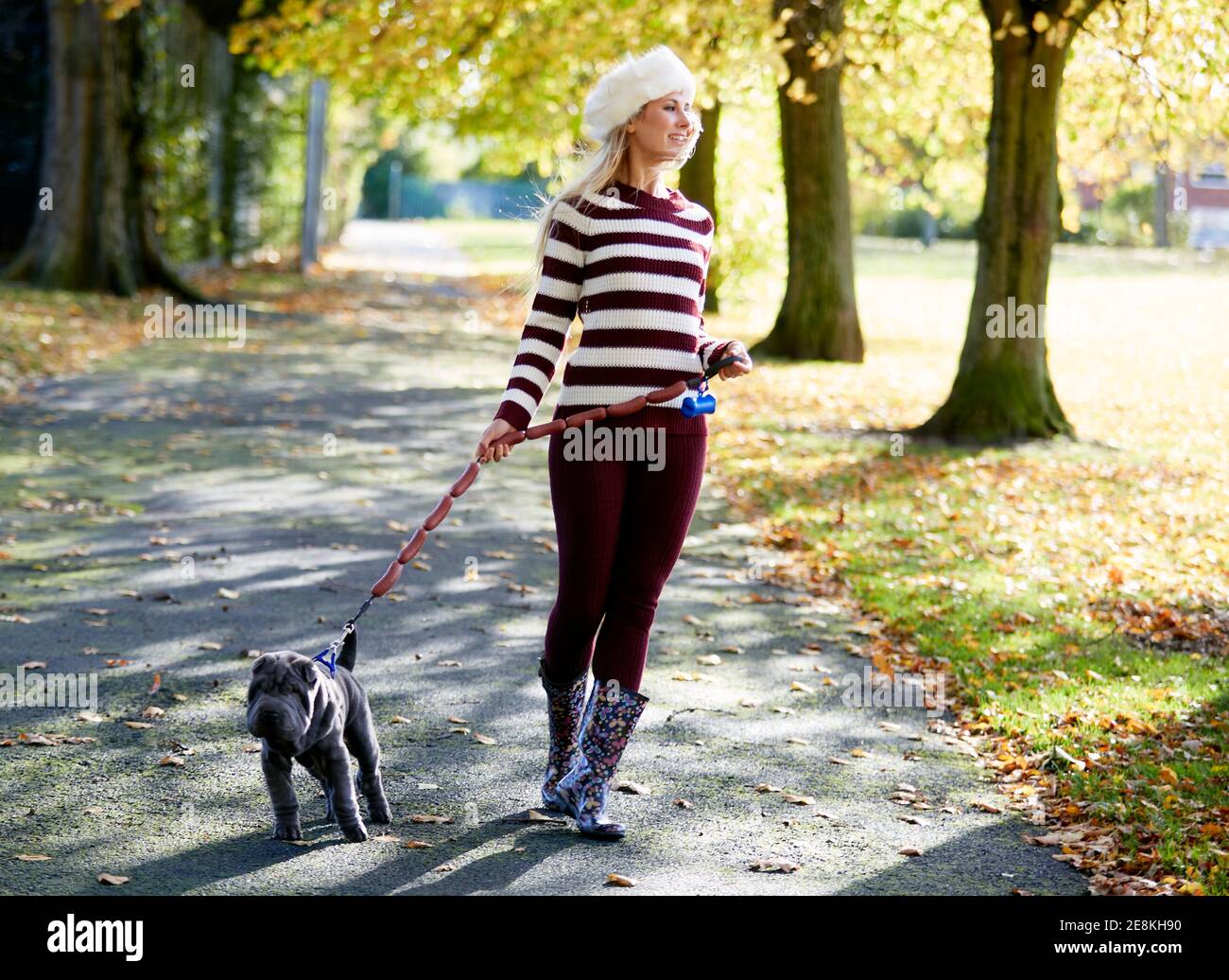 Schöne Frau im Park spazieren Stockfoto