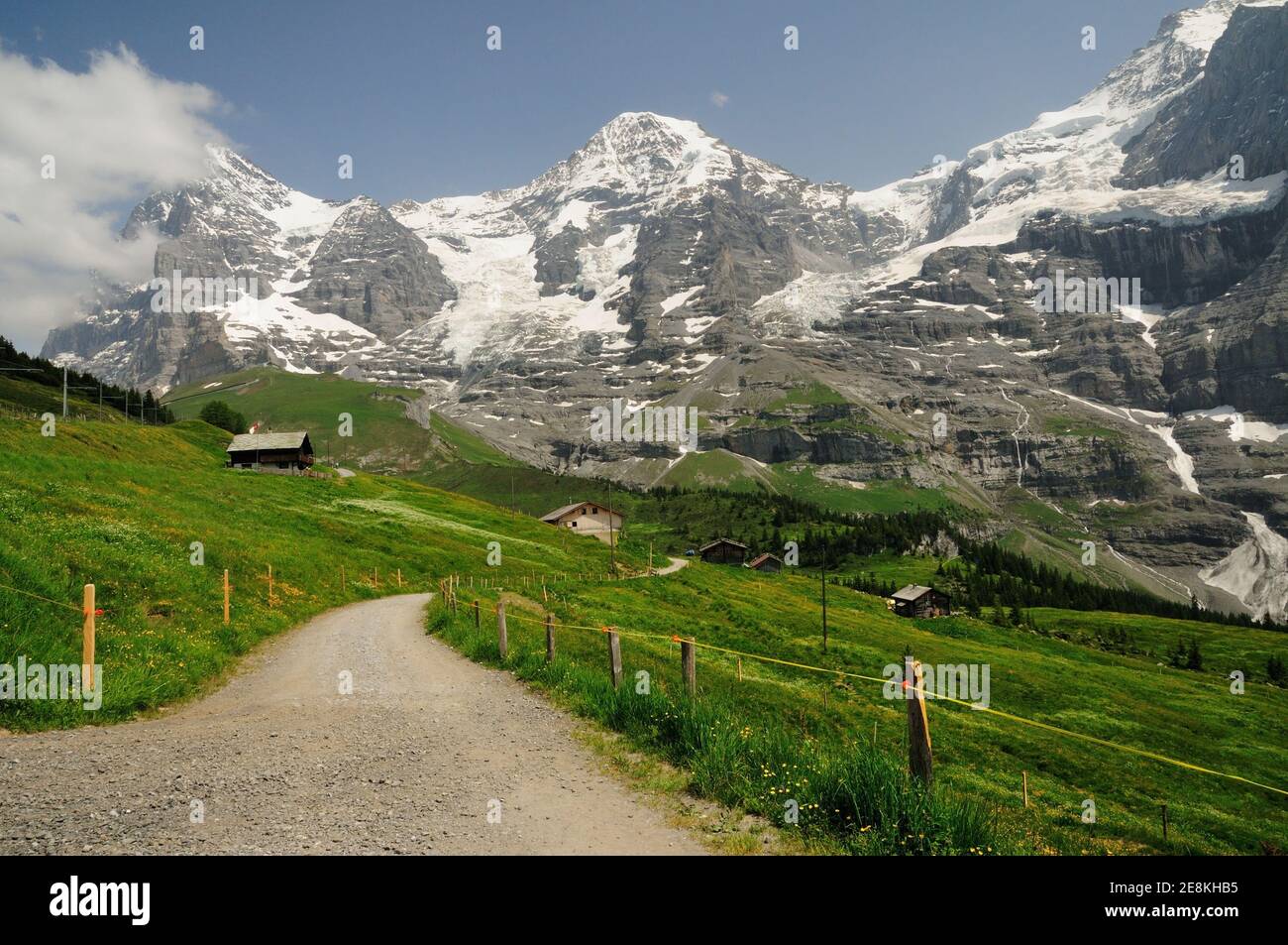 Der Bergweg von kleine Scheidegg zur Wengernalp bietet ungestörte Ausblicke auf Eiger, Mönch und Jungfrau Stockfoto