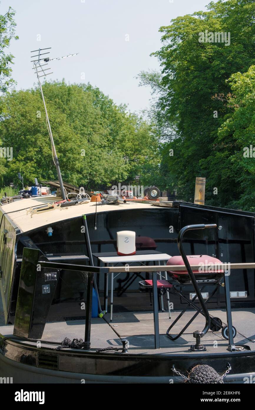 Kanalboot mit Sonnenkollektoren und hoher Fernsehantenne auf dem Dach. Stockfoto