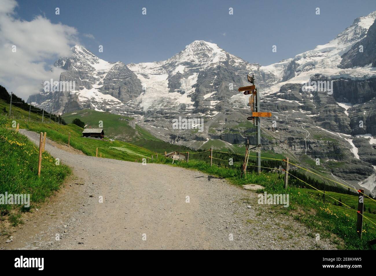 Der Bergweg von kleine Scheidegg zur Wengernalp bietet ungestörte Ausblicke auf Eiger, Mönch und Jungfrau Stockfoto
