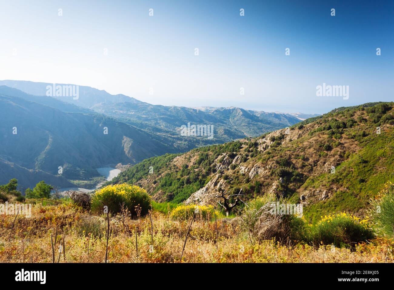 Blick von Aspromonte auf das mittelmeer in Kalabrien in der Nähe von Bagaladi Stadt, wilder nicht touristischer Ort Stockfoto