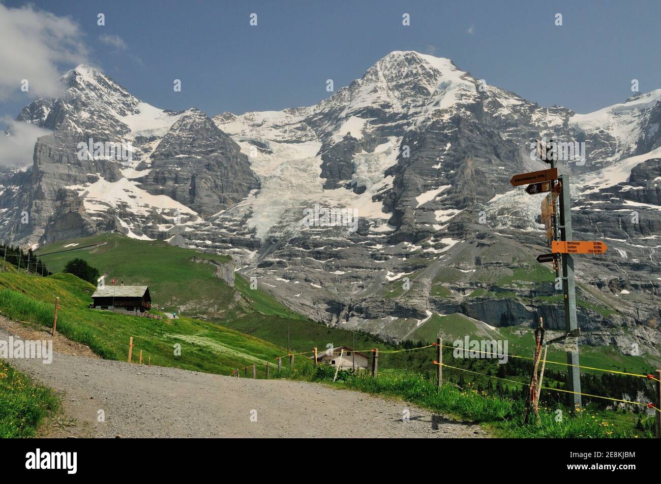 Der Bergweg von kleine Scheidegg zur Wengernalp bietet ungestörte Ausblicke auf Eiger, Mönch und Jungfrau Stockfoto