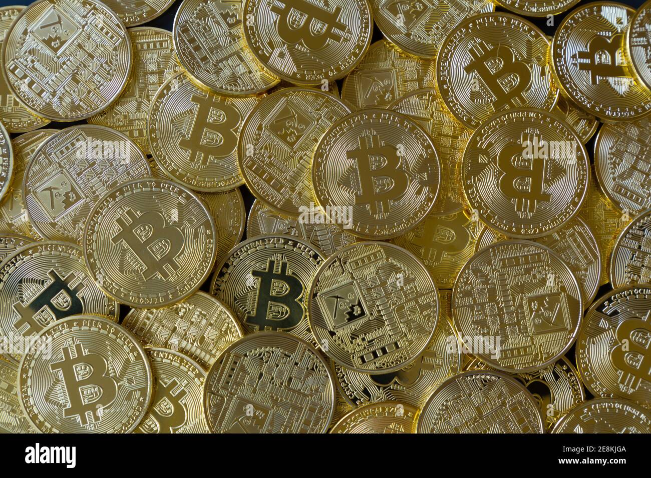 Ein Haufen von vielen goldenen Bitcoins. Kryptowährung Konzept Stockfoto