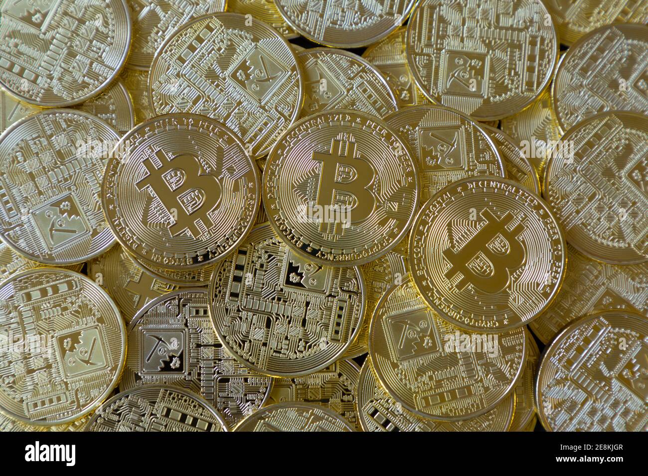 Ein Haufen von vielen goldenen Bitcoins. Kryptowährung Konzept Stockfoto