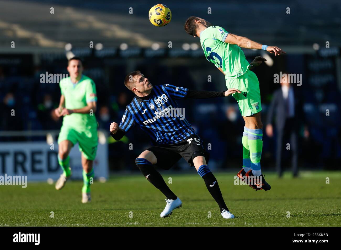 Bergamo, Italien. Januar 2021. Bergamo, Italien, Gebiss Stadion, 31. Januar 2021, Stefan Radu (S.S. Lazio) Header über Josip Ilicic (Atalanta) während Atalanta BC vs SS Lazio - Italienische Fußball-Serie A Spiel Kredit: Francesco Scaccianoce/LPS/ZUMA Wire/Alamy Live News Stockfoto