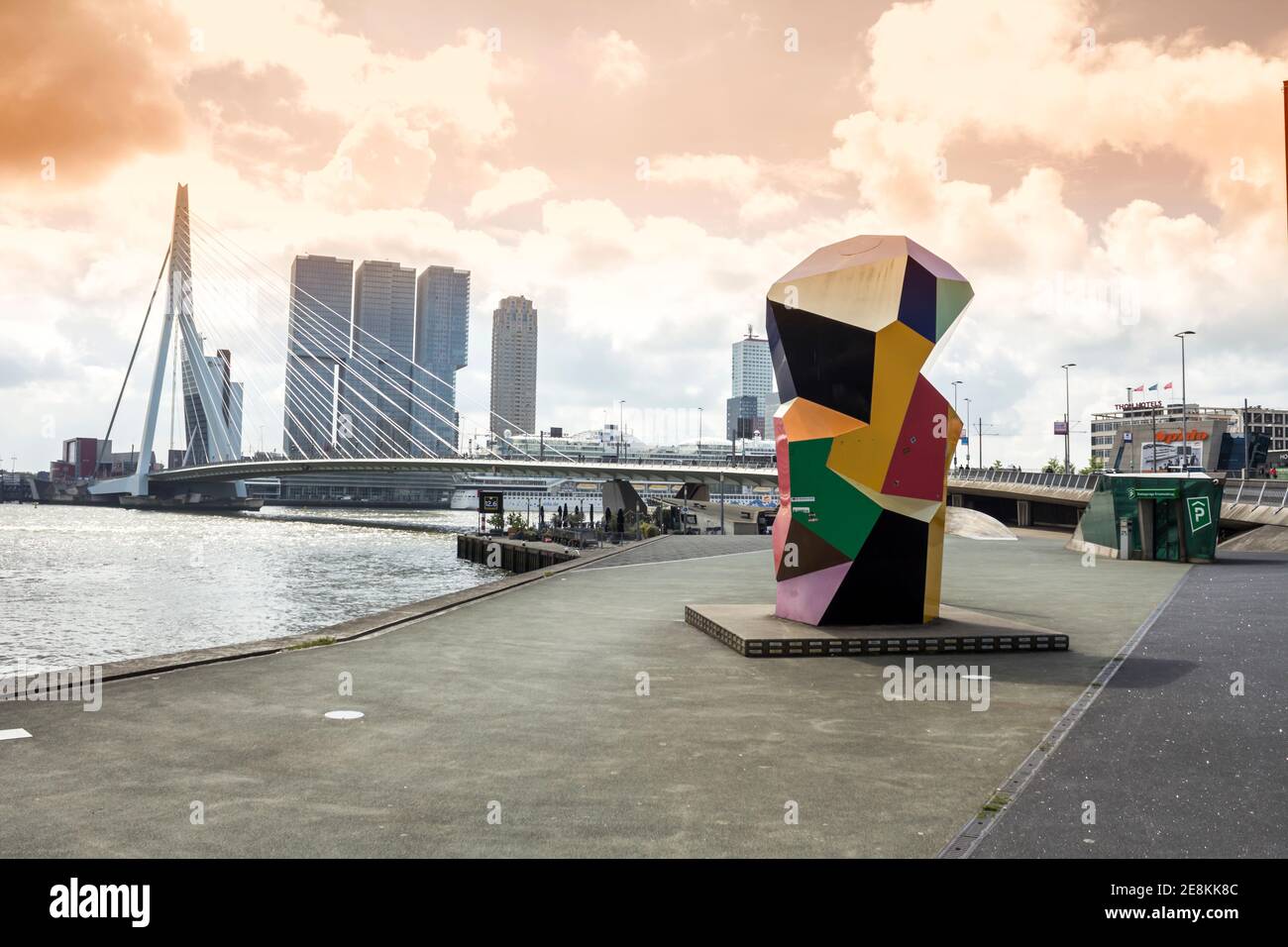 Auf der Nordseite der Erasmus-Brücke steht Marathon-Statue. Die Statue wurde dort am 04,18 aufgestellt. 2001, ein paar Tage vor dem jährlichen Marathon beginnen würde. Sonnenuntergang Stockfoto