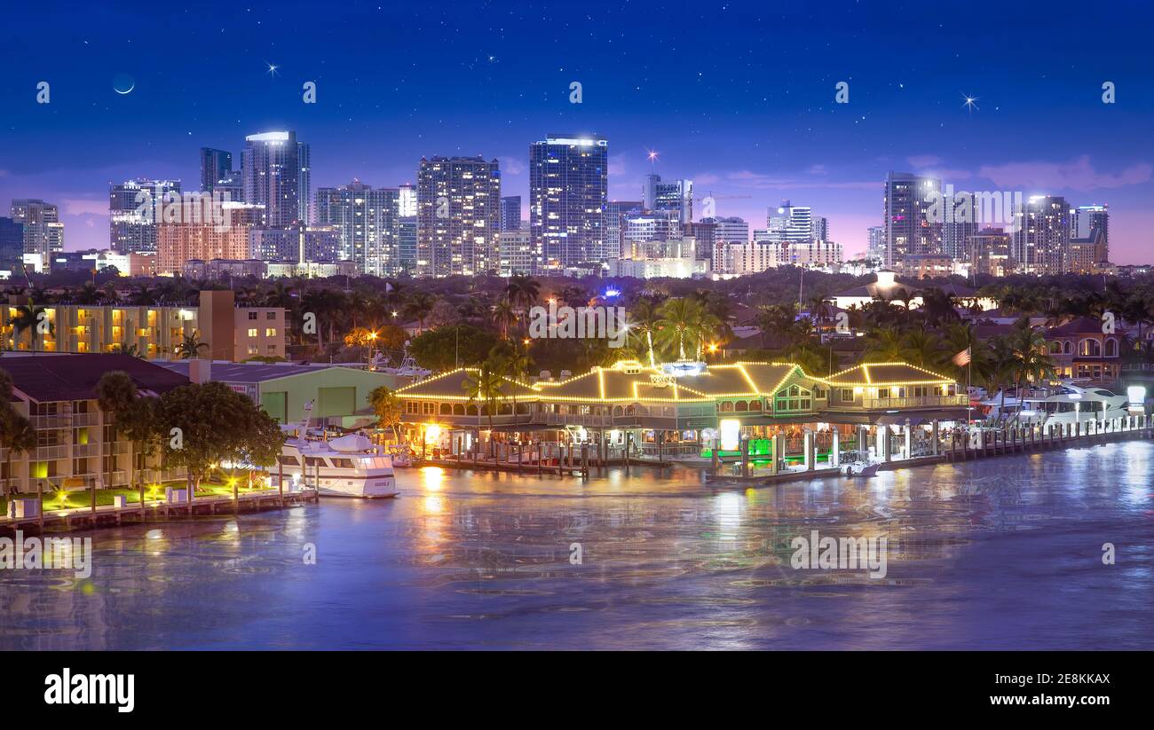 Ein Panoramablick auf Downtown Fort Lauderdale mit dem 15th Street Fisheries Restaurant im Vordergrund. Stockfoto