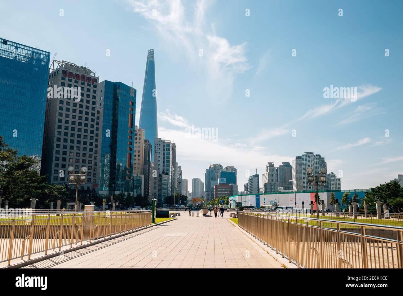 Seoul, Korea - October 6, 2020 : Jamsil Olympic-ro Moderne Stadt mit Hochhäusern Stockfoto