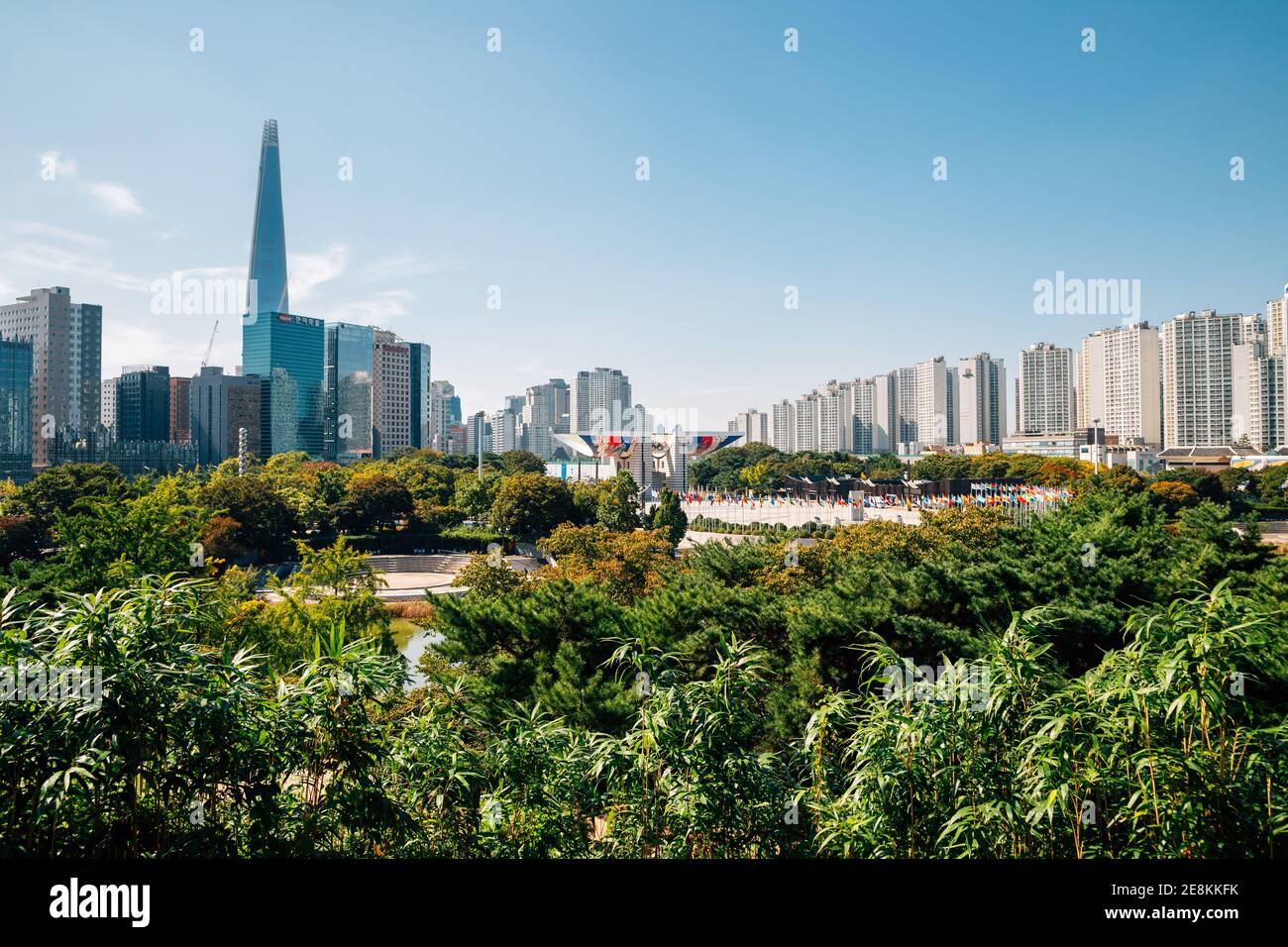 Seoul, Korea - 6. Oktober 2020 : Olympiapark grüner Wald und Seoul Stadtbild Stockfoto