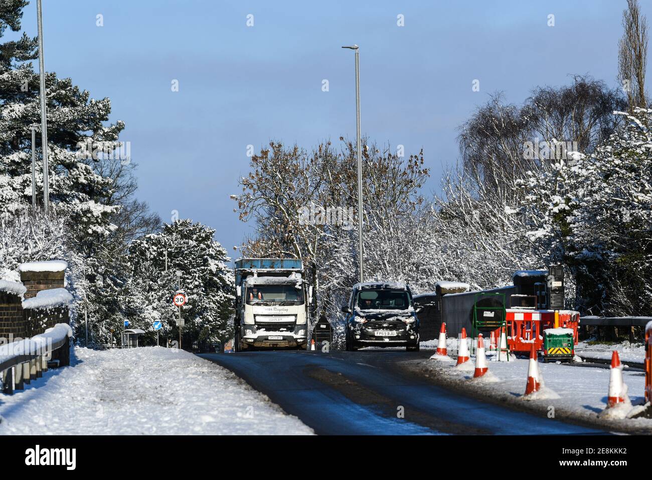 Fahrzeuge, die nach starkem Schneefall fahren Stockfoto