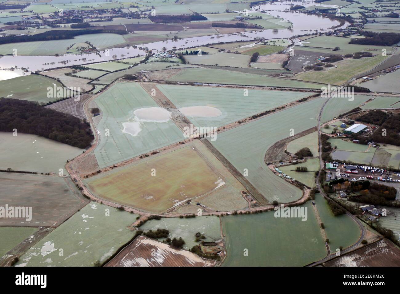 Luftaufnahme des ehemaligen RAF-Stützpunktes in Acaster Malbis bei York, Großbritannien, aufgenommen an einem frostigen Tag im Januar 2021 Stockfoto