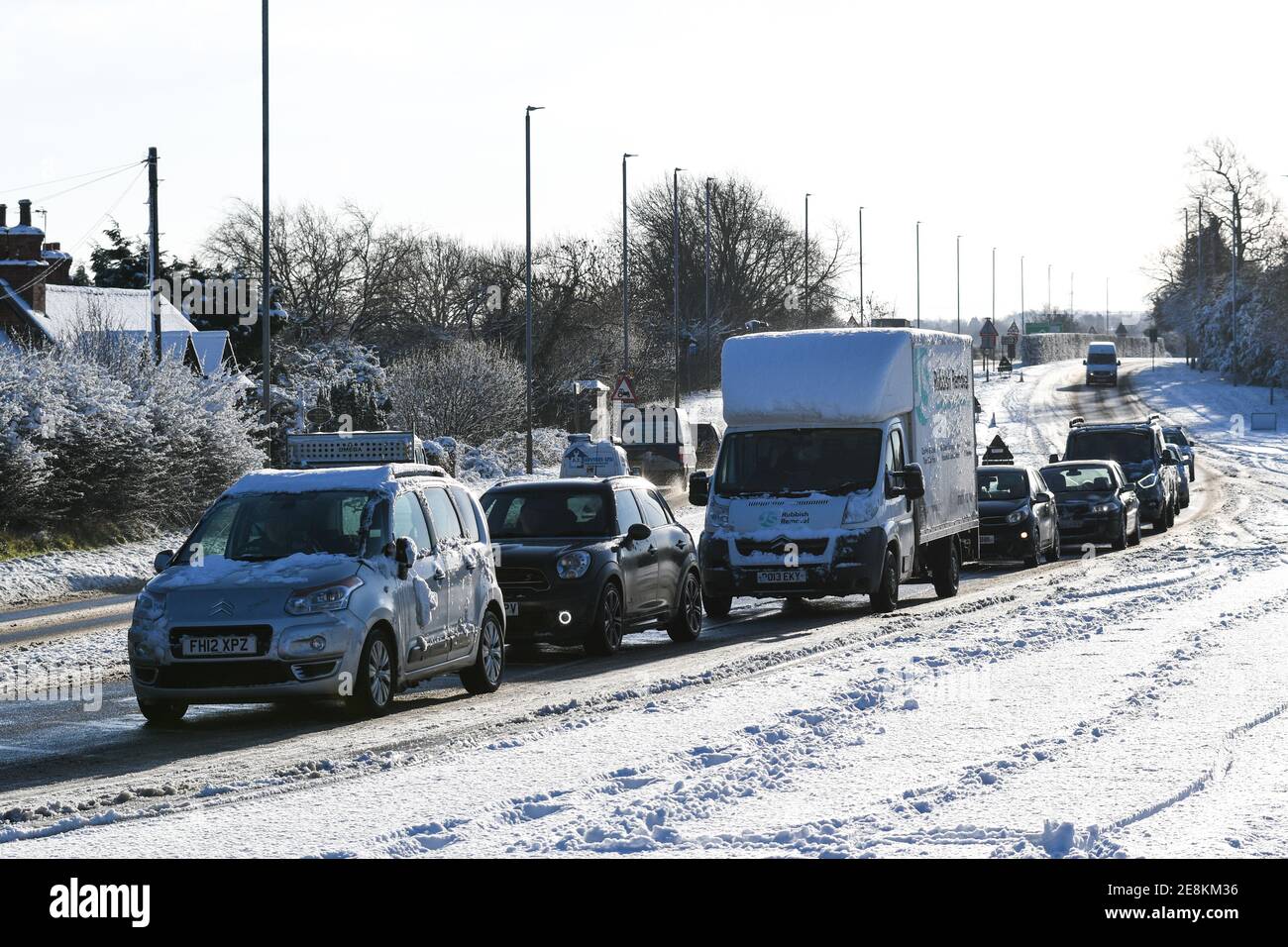 Fahrzeuge, die nach starkem Schneefall auf dem A6 loughborough fahren Stockfoto