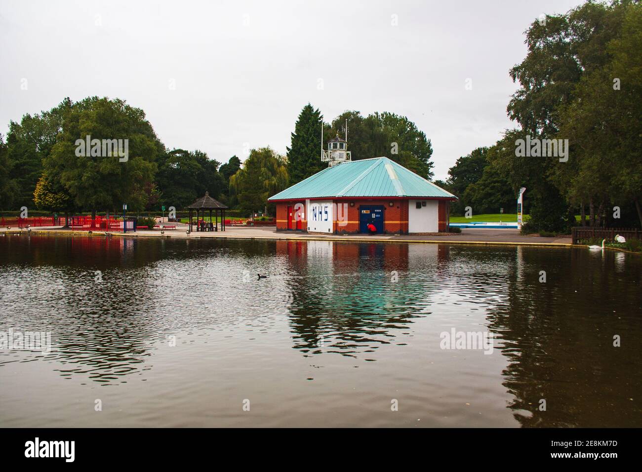 Der Pavillon im Mundy Play Centre Markeaton Park Derby UK. Zeigt Kunstwerke NHS zur Unterstützung von Gesundheitspersonal während der Covid-19 Pandemie von 2020. Stockfoto