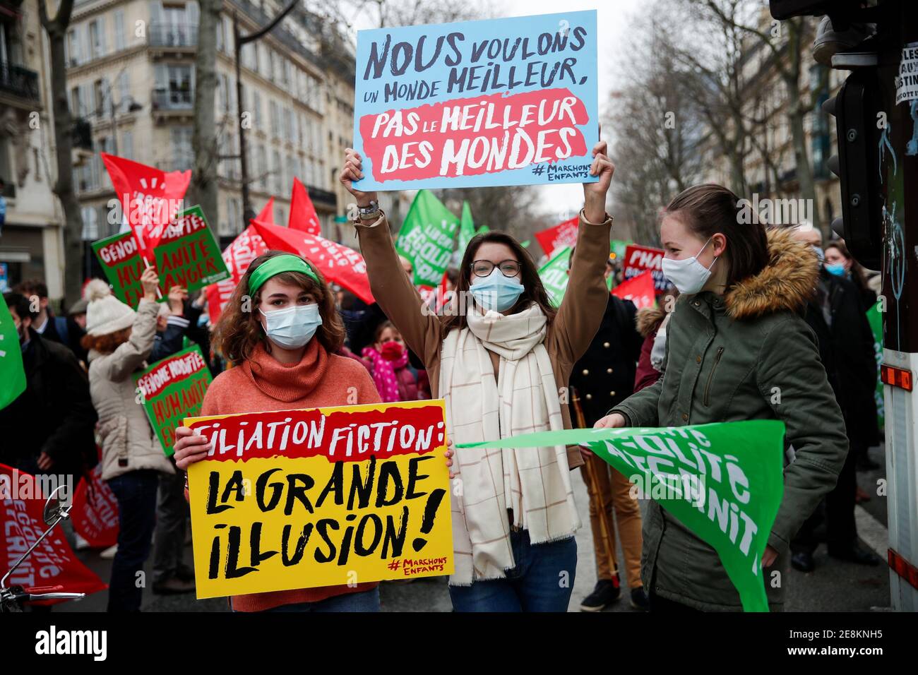 Die Demonstranten halten Plakate mit der Abschrift ''fiktive Filiation: Die große Illusion!'' Und "Wir wollen eine bessere Welt, nicht die beste der Welt" während eines Protestes gegen medizinisch unterstützte Fortpflanzung PMA, Leihmutterschaft GPA und die Bioethik Gesetz vor dem Gesundheitsministerium in Paris, Frankreich, 31. Januar 2021. REUTERS/Benoit Tessier Stockfoto
