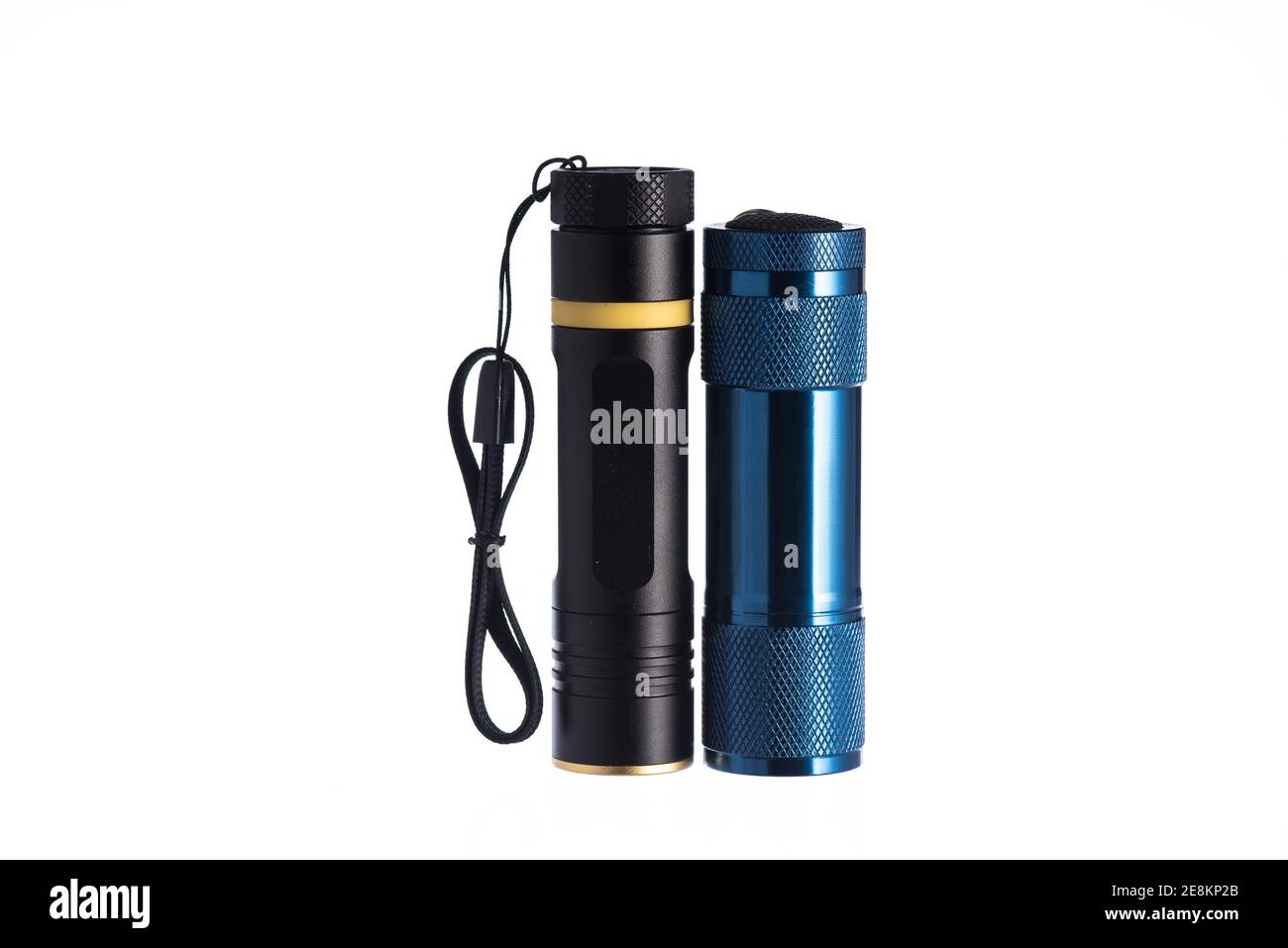 Zwei kleine Taschenlampen, schwarz und blau, nebeneinander auf dem isolierten weißen Hintergrund. Stockfoto