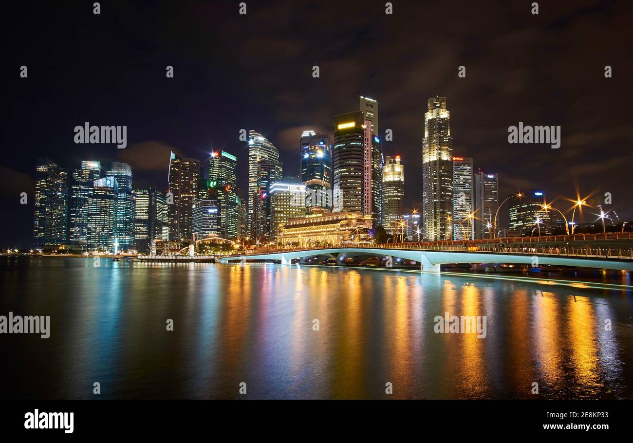 Singapur Skyline CDB / Downtown bei Nacht mit Himmel Stockfoto