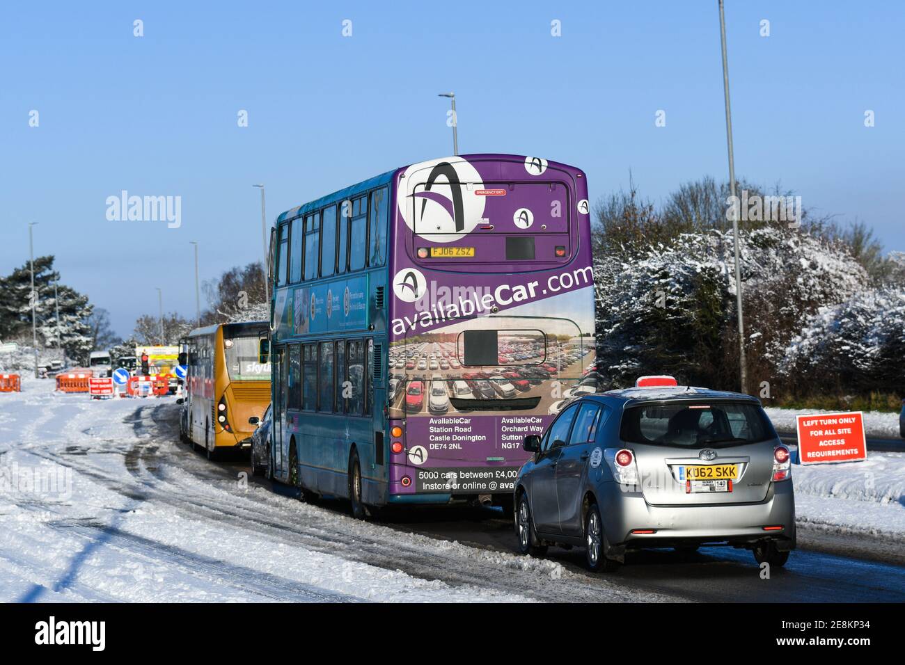 Fahrzeuge, die nach starkem Schneefall auf dem A6 loughborough fahren Stockfoto