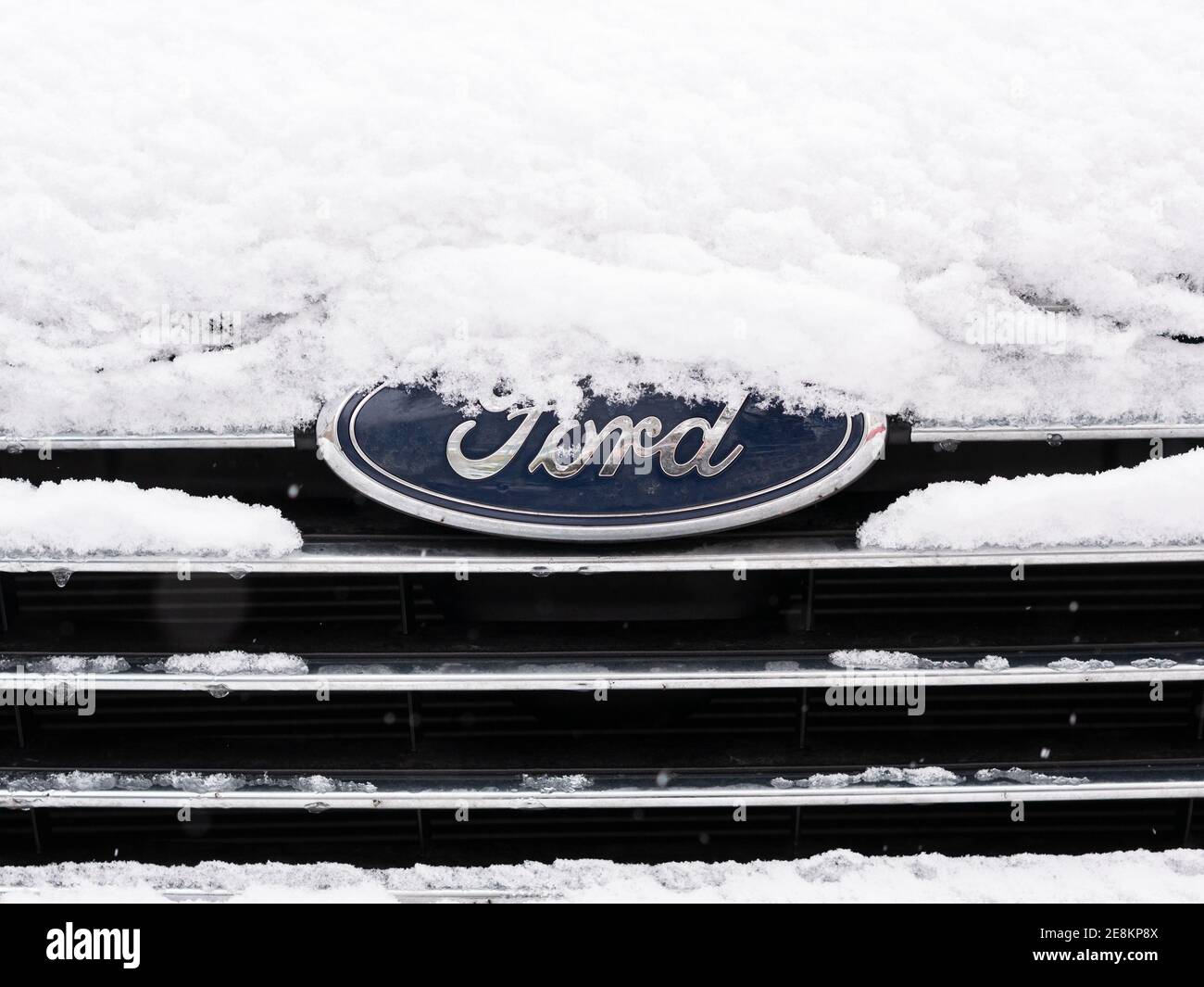 BERLIN, DEUTSCHLAND - 30. JANUAR 2021: Nahaufnahme EINES verschneiten Ford-Logos auf EINEM Auto in Berlin Stockfoto