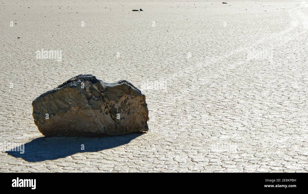 Segelfelsen verlassen einen langen Weg in der Wüste von Die Rennstrecke Playa markiert den Weg von einem der Geheimnisvolle bewegte Felsen im Death Valley Nation Stockfoto