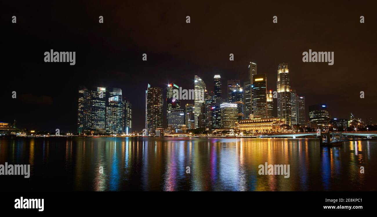 Singapur Skyline CDB / Downtown bei Nacht mit Himmel Stockfoto