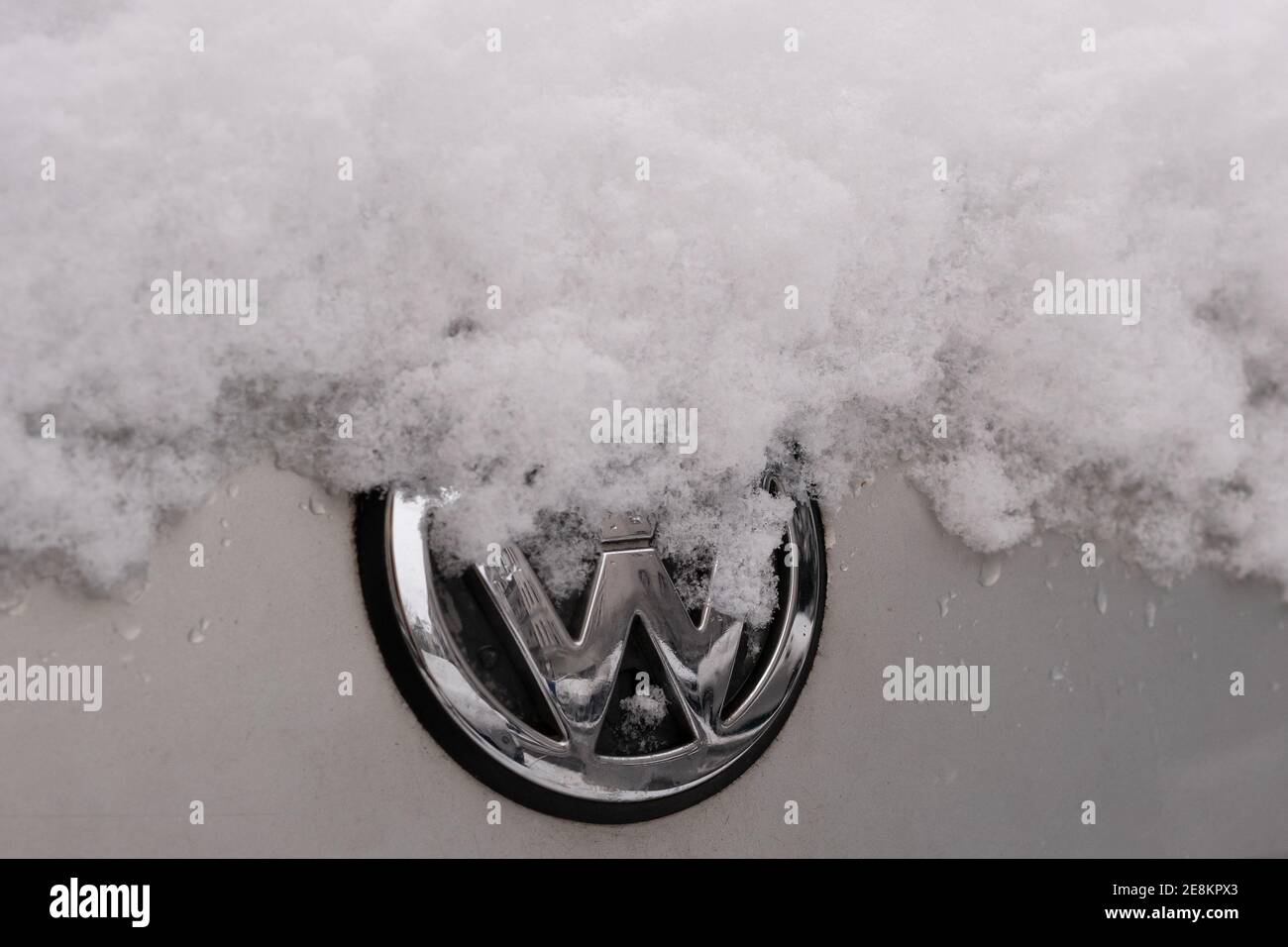 BERLIN, DEUTSCHLAND - 30. JANUAR 2021: Nahaufnahme EINES schneebedeckten VW-Logos auf EINEM Auto in Berlin Stockfoto